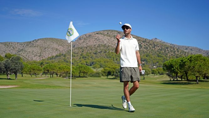 7 consigli di abbigliamento da golf per giocare in estate e in inverno